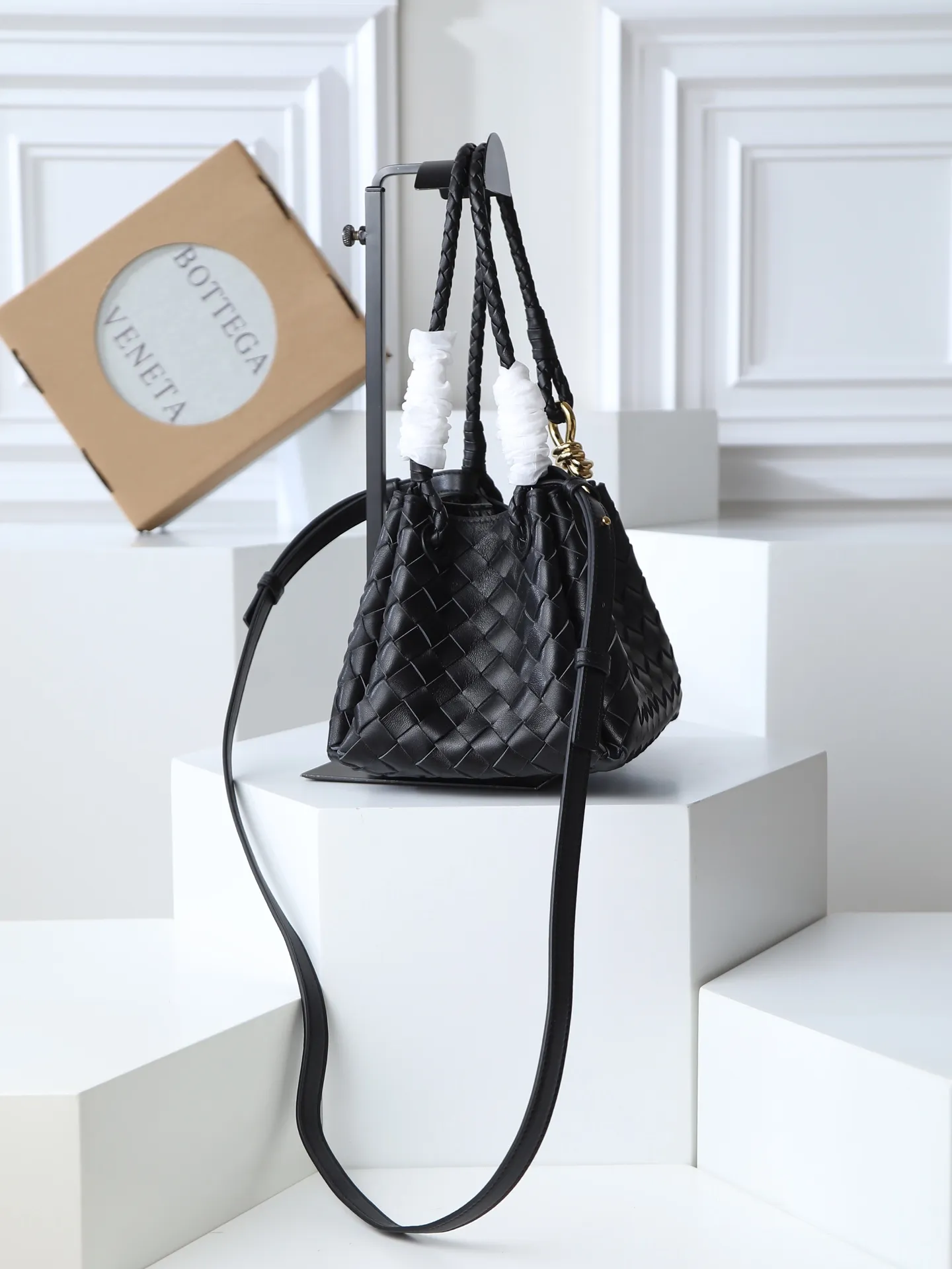 1250. Home B has a new product! Andiamo combines archive parachute handbags to inherit retro elements and integrate modern trends. The same style as Shu Qi's Night in Beijing. It is a continuation of the classic bag. It has three functions: hand carry, shoulder and cross-body. It is embellished with metal brass knot buckles. It is small and has an amazing capacity. It can easily hold all kinds of daily necessities with a box, sunglasses, small bottle, water powder, charger, and the upper body is versatile. Style number: 796569 Size: 21*17*16.5cm